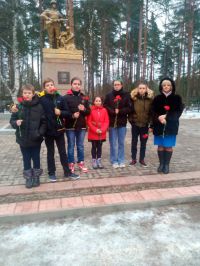 27 января в День полного освобождения Ленинграда от фашистской блокады дети  возложили цветы в Приозерске на братском воинском захоронении